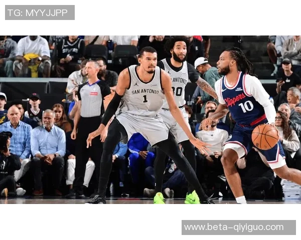 马刺与快船G3激战正酣谁能在季后赛中抢占先机